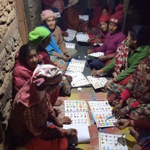 Femmes assises au sol devant cahier